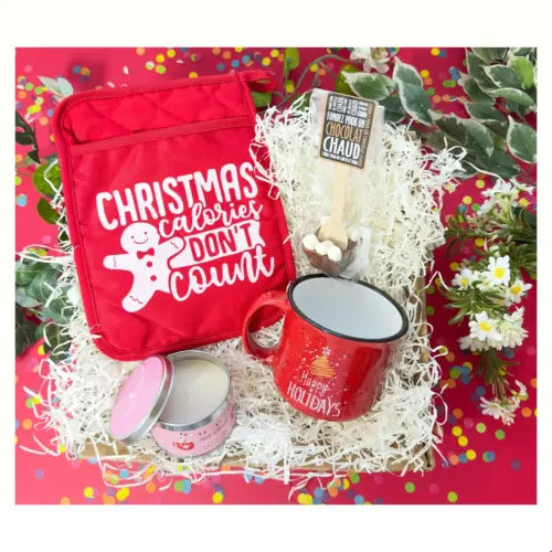 Coffret cadeau fin d'année Choco-Fête Noël : contient un mug Happy Holidays, une manique festive, une cuillère à chocolat chaud et une bougie parfumée. Idée cadeau gourmand et chaleureux pour les fêtes.