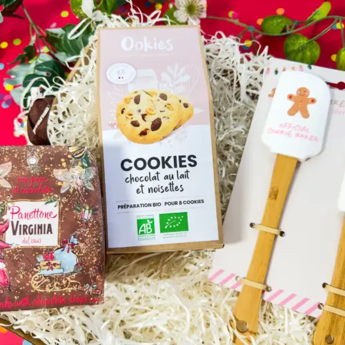Coffret cadeau Noël famille Gourmandises de Noël avec kit de préparation bio pour biscuits pain d'épice, mini rouleau à pâtisserie, spatules et bougie parfumée. Idée cadeau créatif et gourmand.
