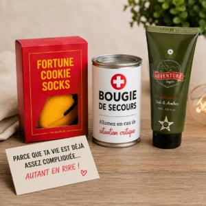 Mise en scène de produits d’un kit de survie humoristique avec chaussettes fortune cookie, bougie de secours, crème et carte drôle sur fond bois.