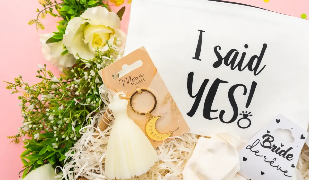 Un coffret cadeau élégant type box future mariée à offrir avec ruban rose et accessoires