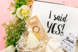 Un coffret cadeau élégant type box future mariée à offrir avec ruban rose et accessoires