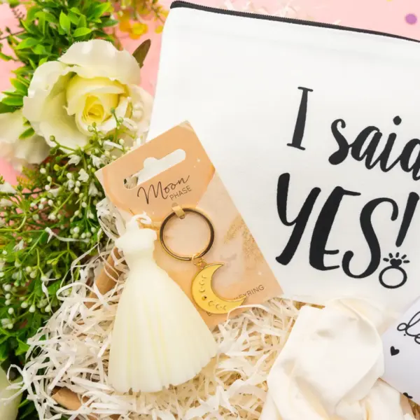 Un coffret cadeau élégant type box future mariée à offrir avec ruban rose et accessoires
