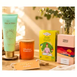 Box cadeau anniversaire femme énergie positive composée d'un gel douche Rise & Shine, d'une bougie parfumée, d'une infusion ayurvédique ShotiMaa et de biscuits French Biscuit.