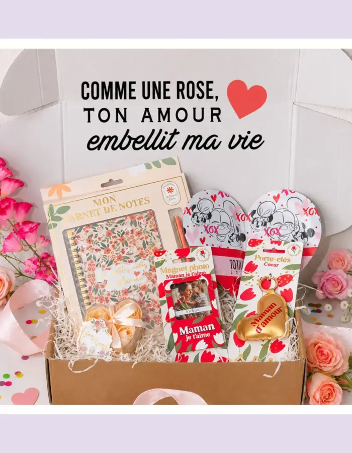 Parce qu’un simple merci ne suffit jamais, laissez la magie opérer dès l'ouverture. ✨ Notre coffret MAMA JE T'AIME accueille votre maman avec un message qui vient du cœur : « Comme une rose, ton amour embellit ma vie ». Une attention délicate pour celle qui illumine votre quotidien
