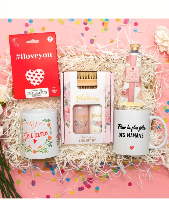 Un coffret tout doux pour chérir maman : gel douche, crème pour le corps, brosse à ongles et bougie parfumée 'Je t’aime'