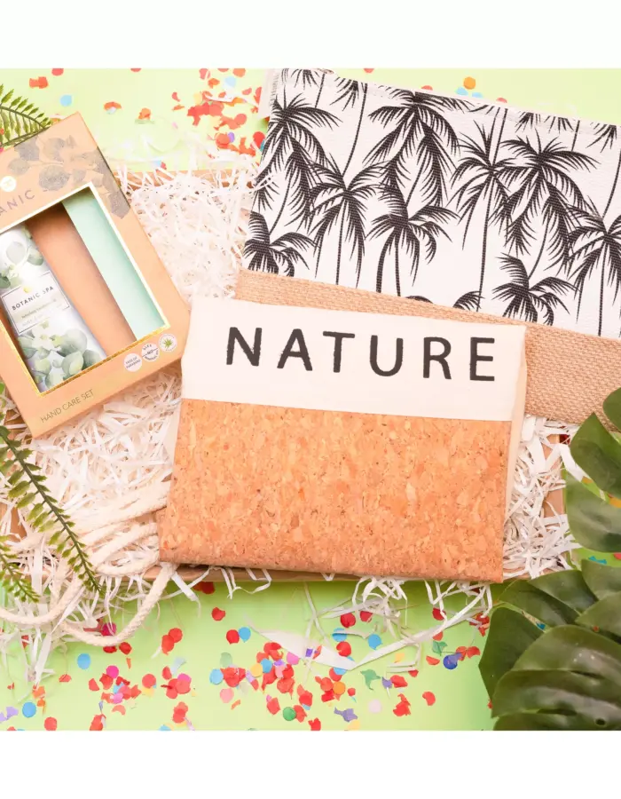 cadeau nature femme  : un coffret soin, sac à dos en matières naturelles et trousse de toilette chic.