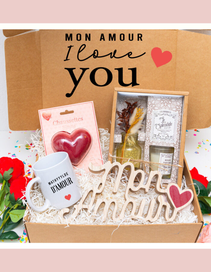 Un cadeau d'amour romantique : composition florale élégante avec vase et bougie parfumée.