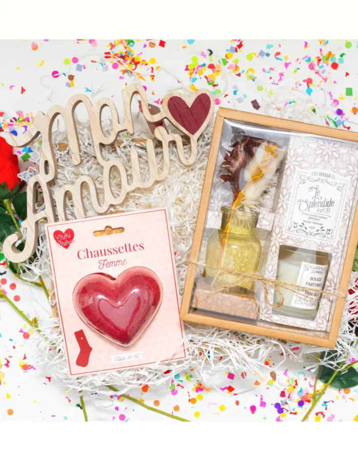 Un cadeau d'amour romantique : composition florale élégante avec vase et bougie parfumée.