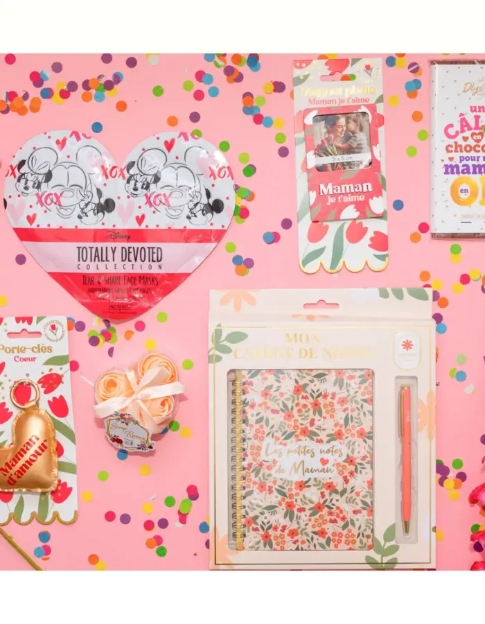 Parce qu’un simple merci ne suffit jamais, laissez la magie opérer dès l'ouverture. ✨ Notre coffret MAMA JE T'AIME accueille votre maman avec un message qui vient du cœur : « Comme une rose, ton amour embellit ma vie ». Une attention délicate pour celle qui illumine votre quotidien
