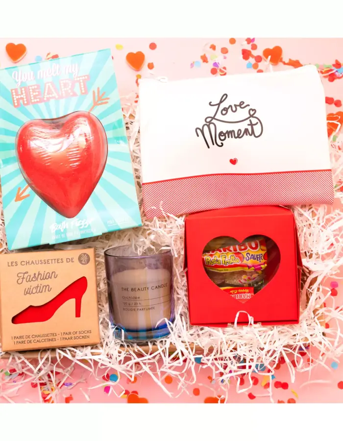 cadeau femme unique: une box pleine de surprises avec une bombe de bain en forme de cœur, chaussettes dans un emballage talon, pochette 'Love Moment', bougie parfumée, boîte cœur avec bonbons et tasse personnalisée
