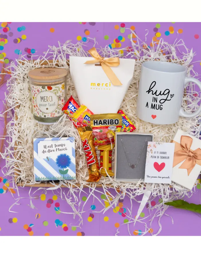 Cadeau 'Merci' dans une box cadeau : bougie, bonbons, bijou, tasse personnalisée et eco cube, une manière originale et écologique de dire merci.