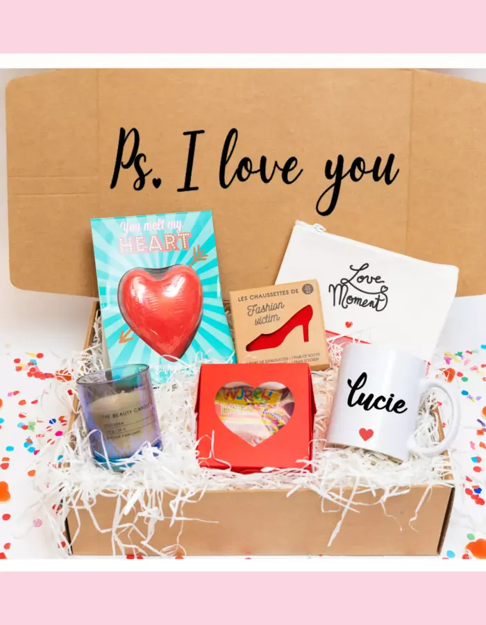 cadeau femme unique: une box pleine de surprises avec une bombe de bain en forme de cœur, chaussettes dans un emballage talon, pochette 'Love Moment', bougie parfumée, boîte cœur avec bonbons et tasse personnalisée