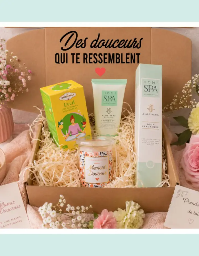 Le Coffret Mamie Douceurs : bougie Moment Douceur, gel douche Aloe Vera, diffuseur Home Spa, infusion Éveil citron pomme gingembre, chouchous amandes et carte personnalisée — un cadeau original pour mamie prêt à offrir.